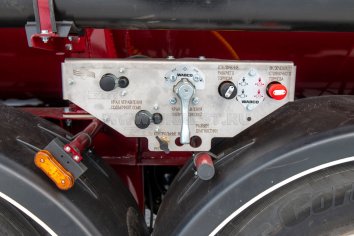 Панель управления подвеской и стояночным тормозом