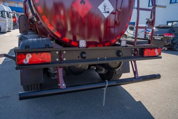 Заднее защитное устройство