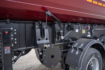 Второй держатель запасного колеса с лебедкой