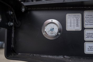 Манометр для контроля давления в пневмоподвеске