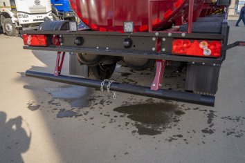 Заднее защитное устройство