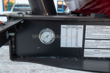 Манометр для контроля давления в пневмоподвеске