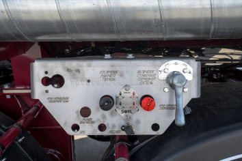 Кран управления подвеской и стояночным тормозом