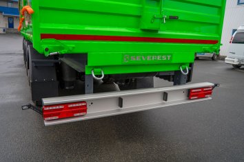 Заднее защитное устройство