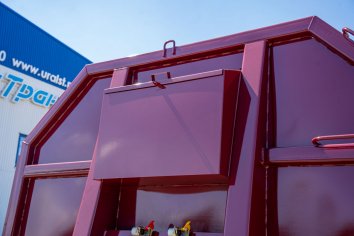 Ящик ЗИП на переднем борту