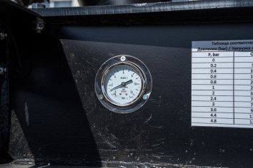 Манометр для контроля давления в пневмоподвеске