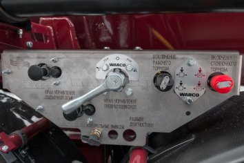 Панель управления подвеской и стояночным тормозом