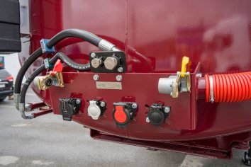 Разъемы для соединения электросистемы и пневмосистемы прицепа и тягача