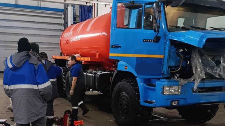 Аавтоцистерна МВ-10 КО Камаз 43118, ревизионный люк в работе