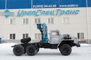 Седельный тягач Урал с краном-манипулятором