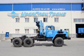 Седельный тягач Урал 5557-60 с краном-манипулятором ИМ-150